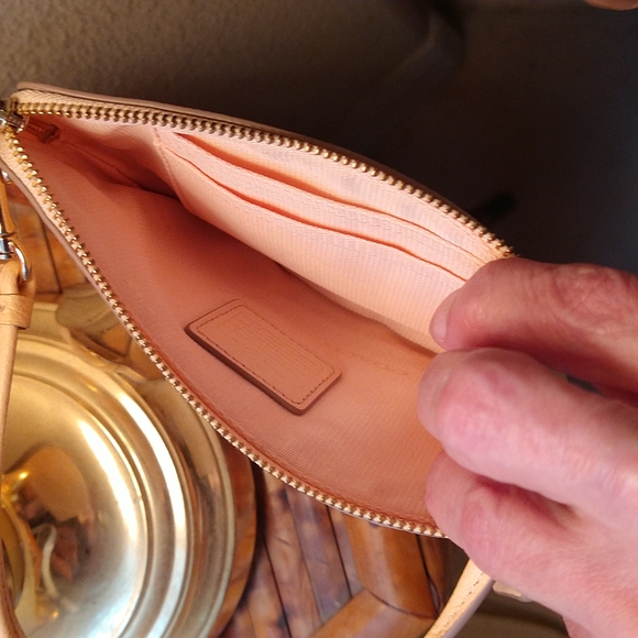 VGUC. Coach pale pink leather wristlet. - Picture 11 of 11